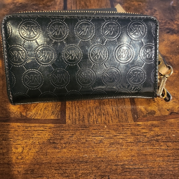 Michael Kors patent leather Wristlet - Picture 3 of 4